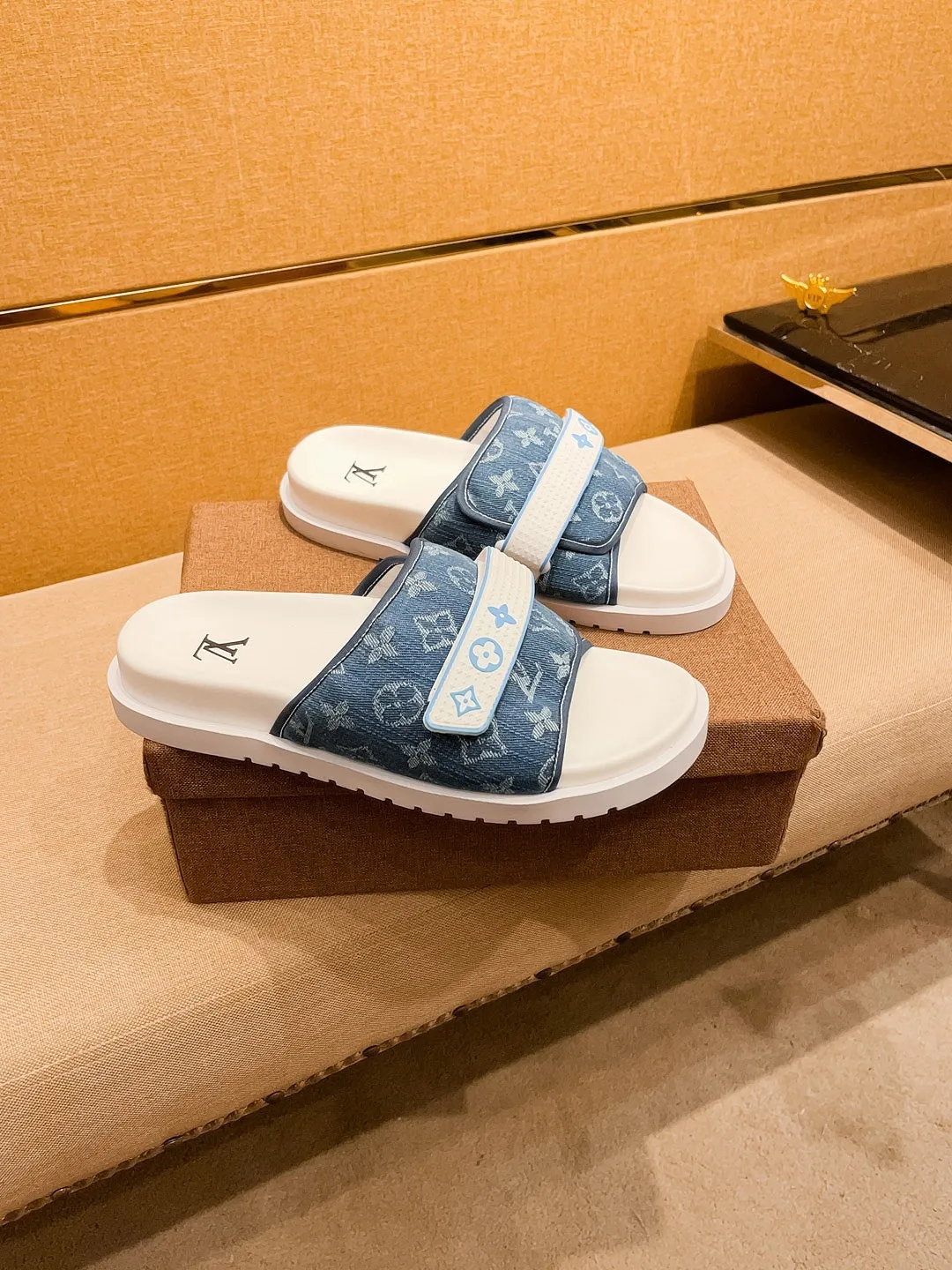 Men's men's shoes 💰 320💰 New model on the market 🔥[LV🔥 Louis Vuitton slippers] High-end 1:1 mold customization, original upgraded version of the outsole, lighter and non-slip. The top quality in the market, fashion focuses on trends, versatile and popular, simple yet tasteful, a must-have for fashionistas, exuding a fashionable and casual atmosphere, fashion is at your feet, full of confidence, the same style at the counter👍The season of spring and summer slippers is here, they are super beautiful to wear, 38-44 3⃣️colors available🔥